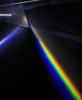 340px-Light_dispersion_of_a_mercury-vapor_lamp_with_a_flint_glass_prism_IPNr°0125.jpg